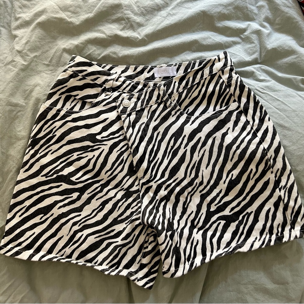 Isalis | Size S Zebra shorts